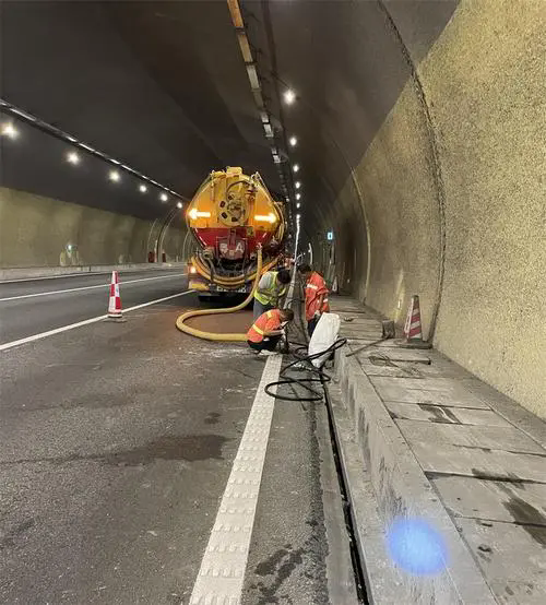 金台隧道排水渠清淤